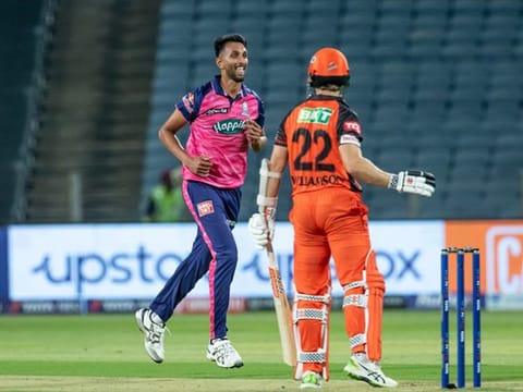 Kane Williamson falls to Prasidh Krishna as the latter broke the back of Sunrisers' top order.