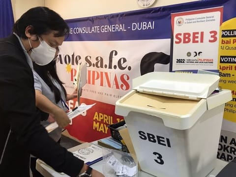 Filipino overseas workers voting at the Philippines Consulate in Dubai in 2022. File photo.