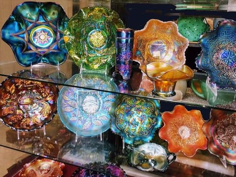 Alternatives to fine china, jewellery trays and lamps - deep dive into our vintage glass picks for your next home makeover. 