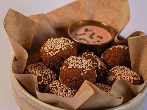Vegan recipe for falafel with beetroot tahini