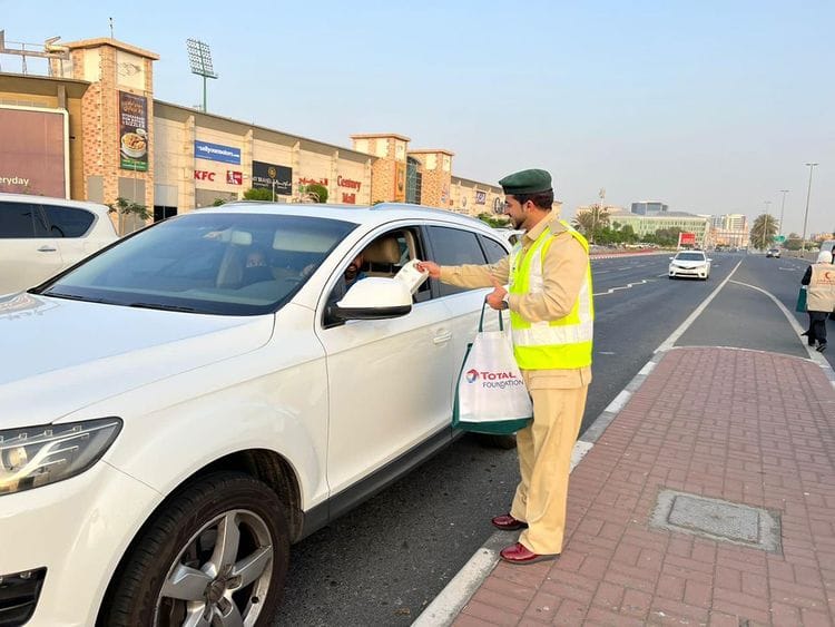 dubai-police-hands-iftar-meal-to-motorist-in-ramadan-2022-1649674336103