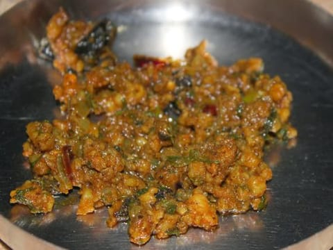 10-minute tallele vale sode or minced prawn curry with cilantro