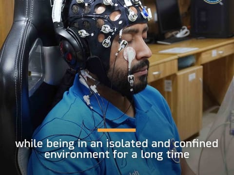 UAE analogue astronaut Saleh AlAmeri conducted the electroencephalogram (EEG) experiment. 