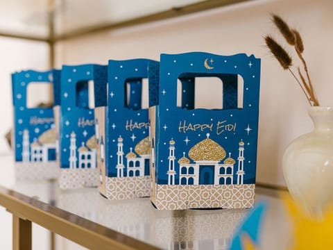 Bedeck your home with lights, lanterns and other Eid-themed decoration items, as you wrap up Ramadan.