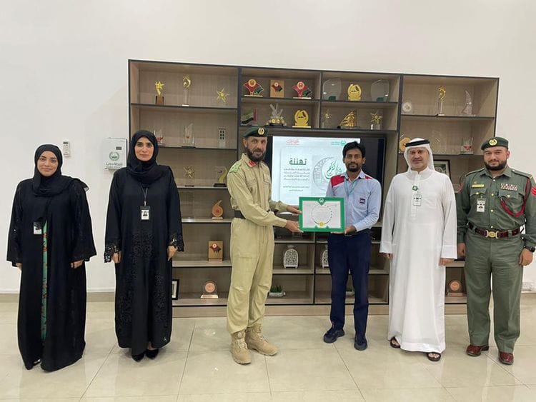 Dubai_Police_honours_Taxi_Driver_for_Honesty-1650703718758