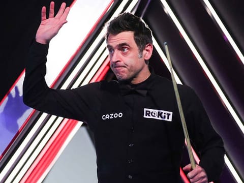 Six-time world champion Ronnie O'Sullivan cruised past Stephen Maguire to enter the semi-finals at The Crucible.