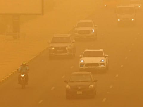  Kuwait’s Ministry of Interior cautioned all citizens and expatriates on Monday of the current unstable weather conditions caused by the dust storm. In addition, it warned of poor visibility on the roads for most of the day.