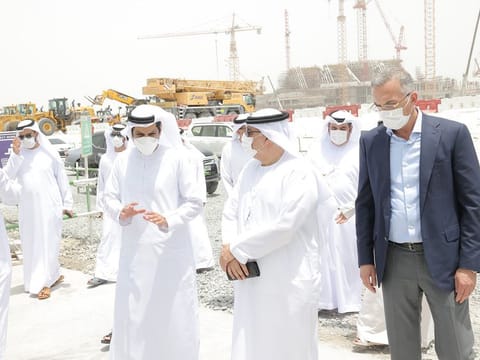 Dr Abdulrahman Al Awar during his visit to one of the construction sites in Abu Dhabi to ensure optimal implementation of the midday break rule. 