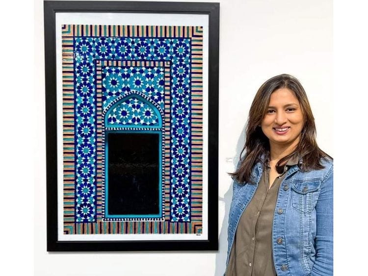 Samra’s artworks not only redefine traditional eastern art but also depict her feelings about her own culture. 
