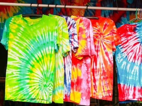 Here's a few ways to give new life to old t-shirts or make a chic tote bag at home. 