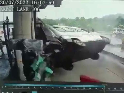 The driver of the ambulance lost control as soon as he reached the toll plaza and hit a pole following which the vehicle overturned.