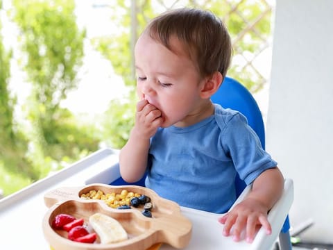 With BLW, eating is the main event and the child is involved with their eyes and hands so there is less need for distractions
