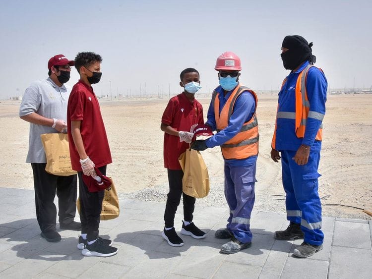 workers-get-refreshments-1660915599675