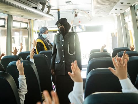 In addition to keeping an eye on the implementation of safety measures, the officers also distributed gifts to the schoolchildren, in cooperation with Emirates Transport