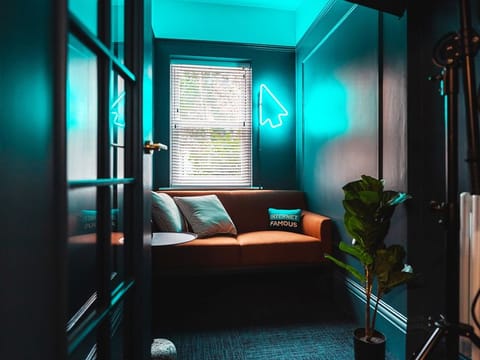 Neon signs a-flashin' ... in 1980s homes