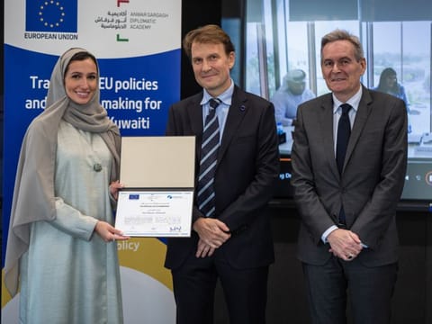 Fifteen Emirati and Kuwaiti diplomats participated in the training course organised by the European Union Delegation at the Anwar Gargash Diplomatic Academy in Abu Dhabi 