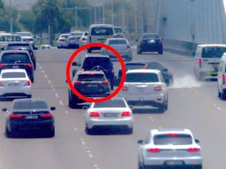 Dh1,000 fine and six black points for stopping vehicles in the middle of the road in UAE