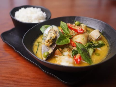 Video guide to Thai-style seafood green curry 
