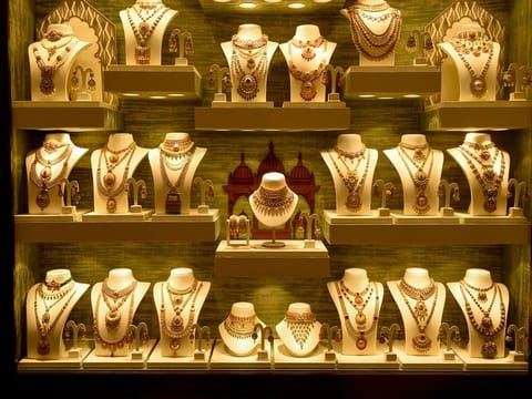  It's a time to shine again for gold - on the demand and sales side. International gold prices have dropped sharply in the last 12 hours.