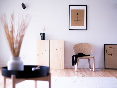 Japandi uses furnishings in neutral colours and natural wood. 