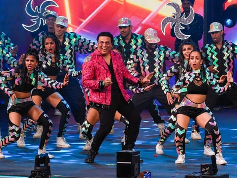 Govinda performing at Filmfare Middle East Achievers Night 2022. 