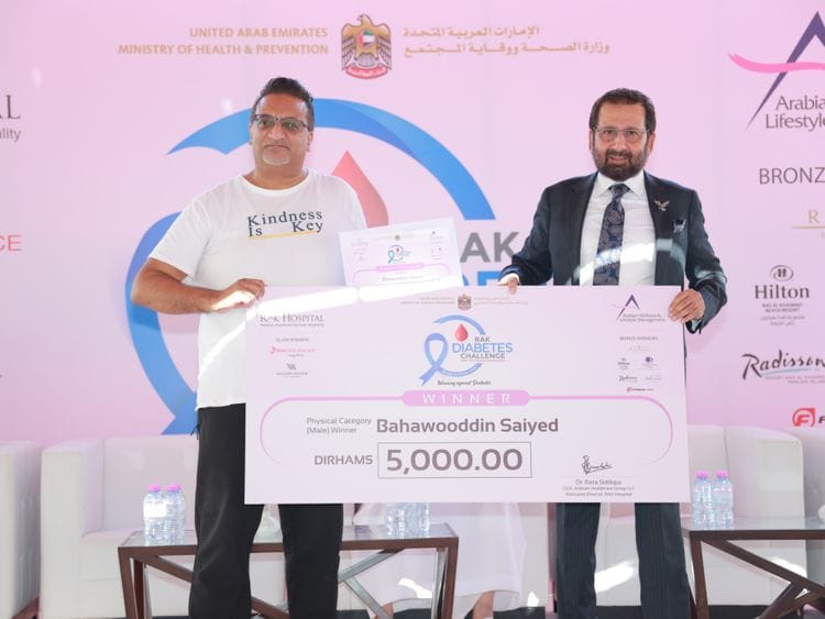 Bahawooddin Saiyed receiving the award from Dr Raza Siddiqui-1671536098177