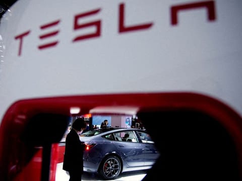 Tesla said on Monday that it had delivered 405,278 vehicles in the fourth quarter, short of Wall Street estimates, according to data compiled by Refinitiv.