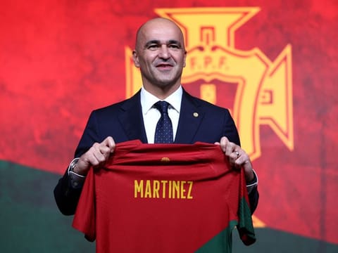 New Portugal coach Roberto Martinez says he will holds talks with star player Cristiano Ronaldo. 