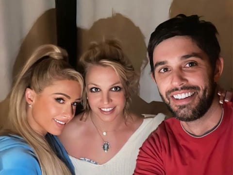 insta/ parishilton