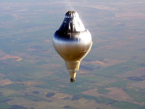American adventurer Steve Fossett sets out on his sixth attempt in the Solo Spirit balloon to make the first solo flight around the world at Northam airport, 96km east of Perth, Australia, on August 5, 2001. Fossett, who became the first person to make a solo balloon flight across the Pacific Ocean in 1995, disappeared in 2007 while flying a light aircraft between Nevada and California. The plane’s wreckage was discovered in 2008. 