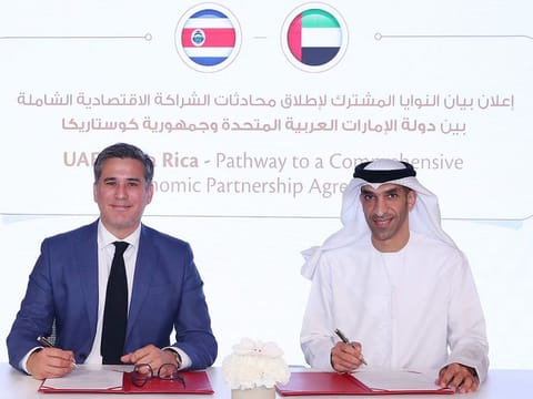 Dr. Thani bin Ahmed Al Zeyoudi and Manuel Tovar Rivera signing a joint statement.