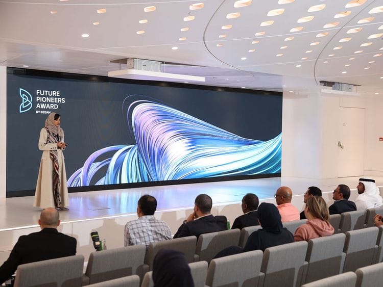 Hind-Al-Huwaidi-announces-the-award-1680690867028