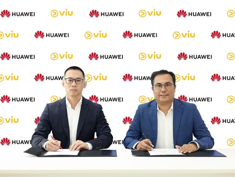William Hu (left), Managing Director of Huawei Consumer Business Group, Middle East and Africa Eco Development and Operation, and Rohit D'silva, Chief Business Officer for the Middle East and South Africa at Viu, sign the partnership agreement