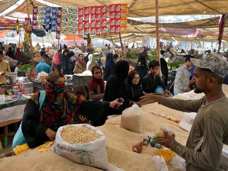 busy market in ramdan-1681467337198
