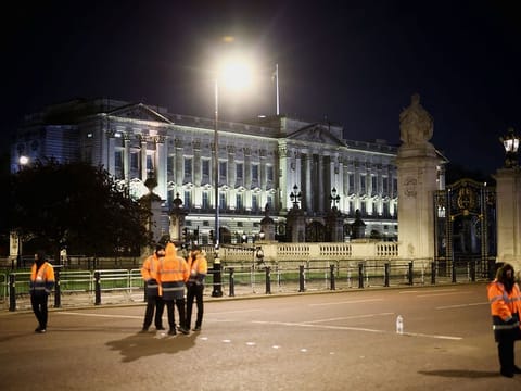   Security forces stand guard after British police arrested a man outside Buckingham Palace for throwing what they believe were shotgun cartridges, in London, Britain May 2, 2023.