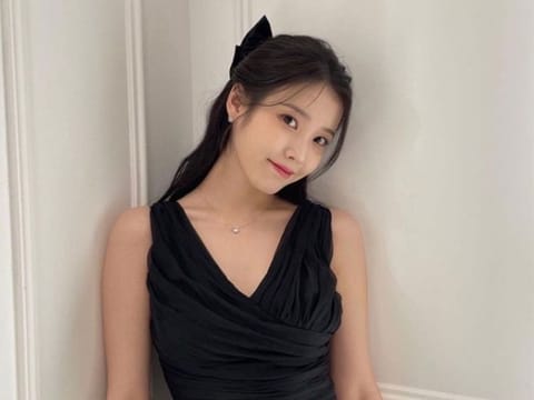 K-pop singer-actor IU donats 300 million won.