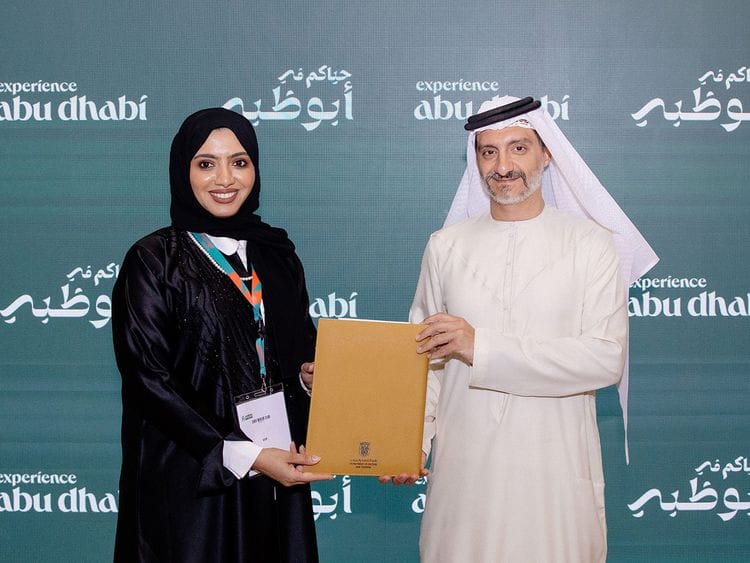 H.E. Saleh Al Geziry, the Director General for Tourism at DCT Abu Dhabi and Hind Al Zaabi, Executive Director of Healthcare Facilities at DoH (1)