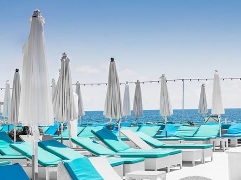 The clash unfolded on “Boulevard” beach, a popular stretch of sand outside the Greek capital.