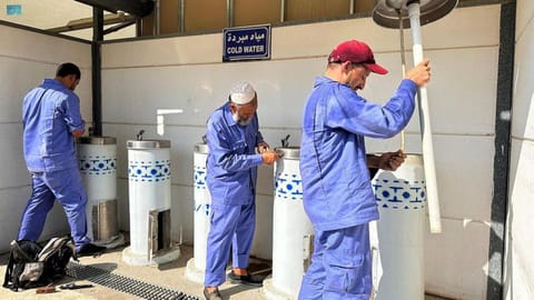 A cold drinking water facility being readied in Mecca.