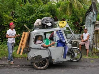 Philippines: Thousands evacuated as Mayon volcano spews ash, rocks