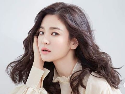 South Korean star Song Hye-kyo once revealed that she washed her face with warm milk, as part of her cleansing ritual. Milk contains vitamin A, D, E, K, and lactic acid, which are anti-aging products.