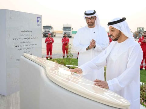 Sheikh Hamdan began the visit with a tour of Das Island, during which he was briefed on the production facilities, prominent technologies used and key projects currently under development.