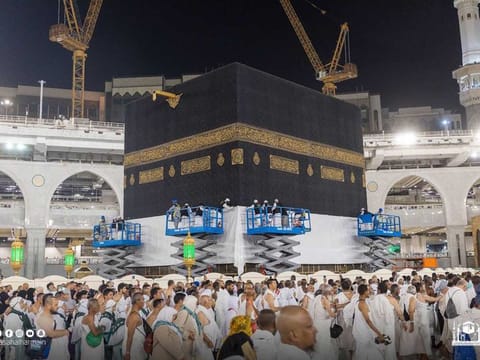 The General Presidency of the Grand Mosque and the Prophet’s Mosque, alongside the King Abdul Aziz Complex for Holy Kaaba Kiswa, has confirmed readiness for the task of changing the drapery.