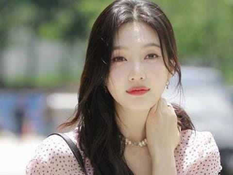 The singer Joy from the popular Korean band Red Velvet, packs a backpack full of skincare products whenever she goes on tour. After washing her face with double cleansing, she puts on a moisturising mask. And then, she washes it off with toner.