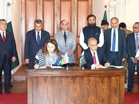 Managing Director of Pakistan LNG Limited, Masood Nabi (right), and CEO of Azerbaijan’s SOCAR Trading, Mariam Almaszade, signing an agreement for LNG cargo in Lahore on July 24, 2023. 