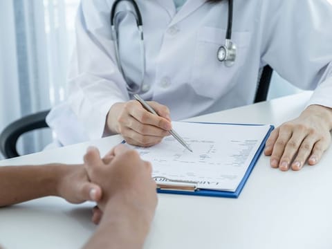  Under the Ministry’s directive, eligible doctors must not hold leadership or supervisory positions that conflict with simultaneous employment in both the government and private medical sectors outside official working hours. Illustrative image.