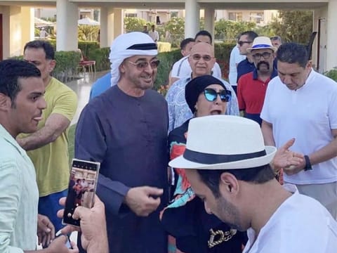 In a spontaneous show of his down-to-earth nature, the UAE President took time to mingle with both Egyptian citizens and tourists alike, exchanging friendly talks and creating cherished memories.