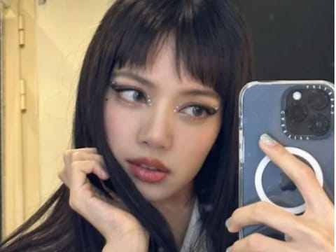 This year is a wave of new K-trends, including the Futuristic look. Like Lisa from Blackpink, you can try out some different glitter for your eyes, sparkly eyeshadow, and bright colours for your lips. 