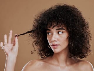 Why is my curly hair so frizzy in summer? How to keep the curls smooth