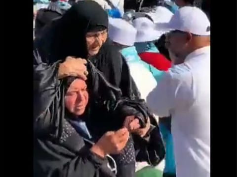 A video featuring a woman carrying her elderly mother on her shoulders to offer prayers at the Prophet's Mosque in Medina, Saudi Arabia,  has garnered much interest on social media platforms.